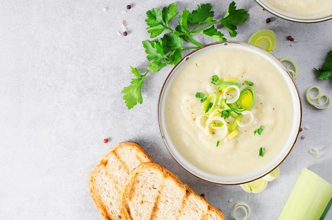 Pórková polévka je prospěšná pro naše zdraví. 