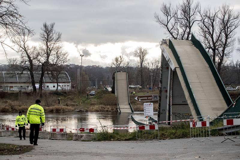 U Trojského zámku v Praze se 2. prosince odpoledne zřítila do Vltavy betonová lávka pro pěší. Podle informací záchranářů se při pádu zranili čtyři lidé. Snímek je ze 3. prosince.