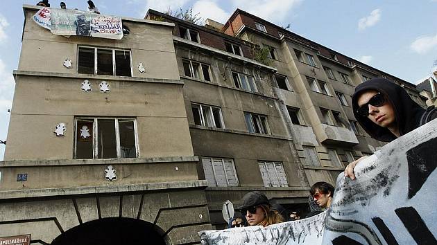 Squatteři se vydali 12. září 2009 na pochod z Palackého náměstí v Praze, aby se pokusili obsadit nový opuštěný dům v Apolinářské ulici na Novém Městě. Podařilo se to jen hrstce z nich. Ostatním zabránila ve vstupu do domu policie.