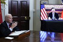 Americký prezident Joe Biden (vlevo) při virtuálním setkání se svým čínským protějškem Si Ťin-pchingem