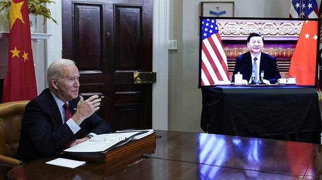 Americký prezident Joe Biden (vlevo) při virtuálním setkání se svým čínským protějškem Si Ťin-pchingem