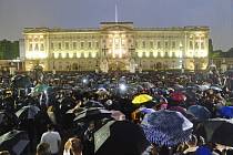 Lidé shromáždění před Buckinghamským palácem v Londýně po oznámení úmrtí královny Alžběty II., 8. září 2022