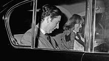 Princ Charles a Camilla Parker-Bowles opouštějí Královskou operu v Covent Garden v předvečer svátku svatého Valentýna v roce 1975. Vzácný snímek prince a jeho společnice z počátků jejich románku
