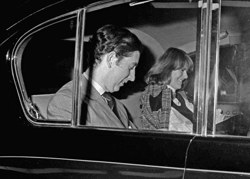 Princ Charles a Camilla Parker-Bowles opouštějí Královskou operu v Covent Garden v předvečer svátku svatého Valentýna v roce 1975. Vzácný snímek prince a jeho společnice z počátků jejich románku
