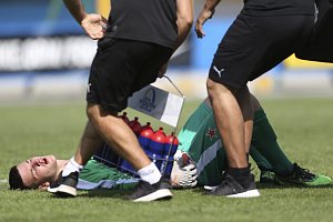 Gólman pražské Slavie Jan Sirotník řešil zdravotní problém i v zápase mládežnícké Ligy mistrů na hřišti Interu Milán