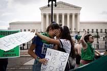 Americký nejvyšší soud zrušil právo na potrat dané verdiktem z roku 1973. Ženy v celých USA podle něj měly právo na interrupci zhruba do 23. týdne těhotenství.