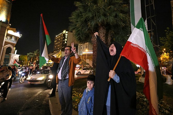 Útok Íránu na Izrael vyvolal v Teheránu nadšené reakce
