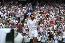 Rafael Nadal se na Wimbledonu raduje z vítězství nad Portugalcem Sousu.