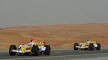 Romain Grosjean (vlevo) a Adam Khan se prohánějí ve formuli 1 Renault po pouštní dálnici v Dubaji.