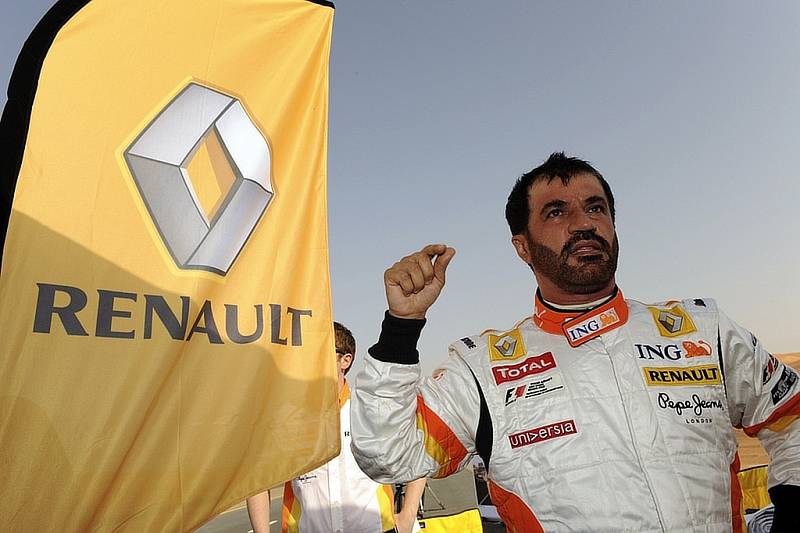 Mohammed Ben Sulajem ze Spojených Arabských Emirátů si doma v Dubaji otestoval formuli Renault.