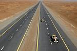 Romain Grosjean (vpředu) a Adam Khan se prohánějí ve formuli 1 Renault po pouštní dálnici v Dubaji.