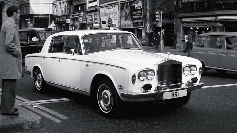 Rolls-Royce Silver Shadow: Jen málokteré auto zaručí, že vám po jeho koupi začne v žilách kolovat modrá krev. A v případě Silver Shadow není dokoupení modré krve nijak závratně drahou záležitostí. Britskou legendu lze vlastnit za necelých 500 tisíc.