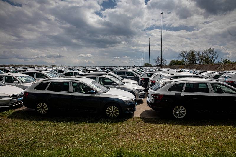 Z hradeckého letiště je obří parkoviště pro vozy Škoda
