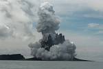 Výbuch podmořské sopky u souostroví Tonga.