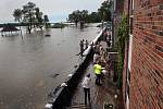 USA-počasí-záplavy - Rozvodněná řeka Mississippi v St. Louis.