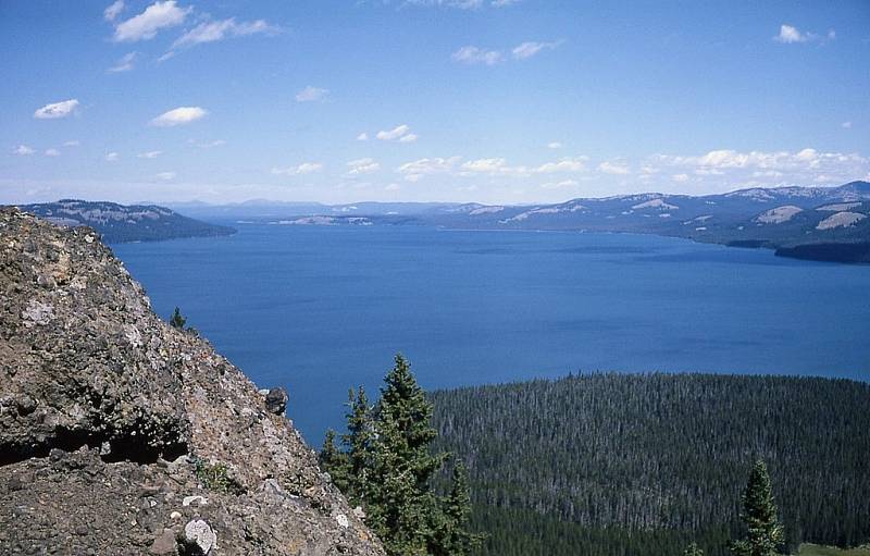 V srdci kaldery národního parku Yellowstone se nachází stejnojmenné jezero. V zimě zamrzá, v létě je ideálním místem k rybolovu