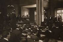 Zahajovací zasedání soudu v Rennes, před nímž stanul Alfred Dreyfus.