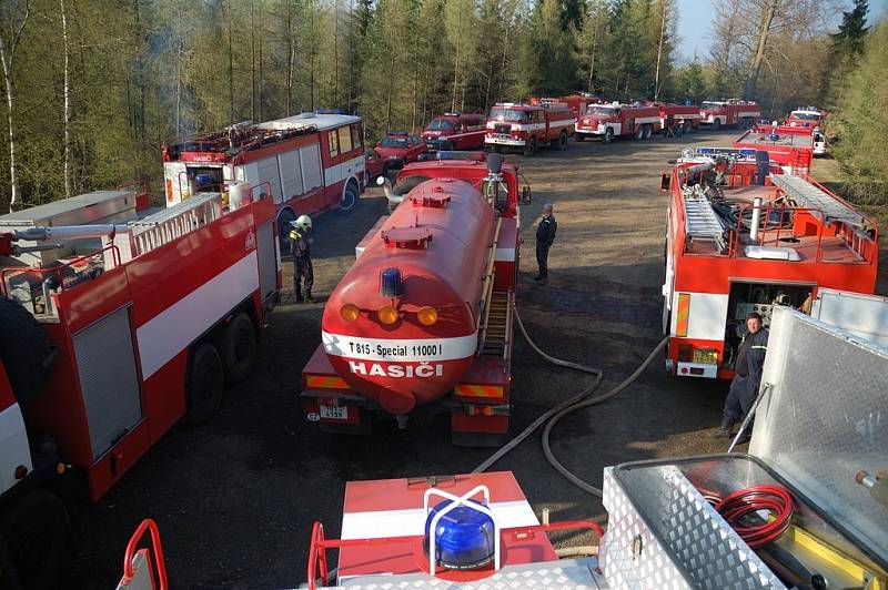 Na vrcholu kopce Šébr u Jiřetína pod Jedlovou vzplanul v neděli odpoledne les