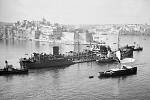 Operace Pedestal. Poškozený tanker Ohio, podporovaný torpédoborci Royal Navy, se blíží k Maltě po dramatické plavbě přes Středozemní moře