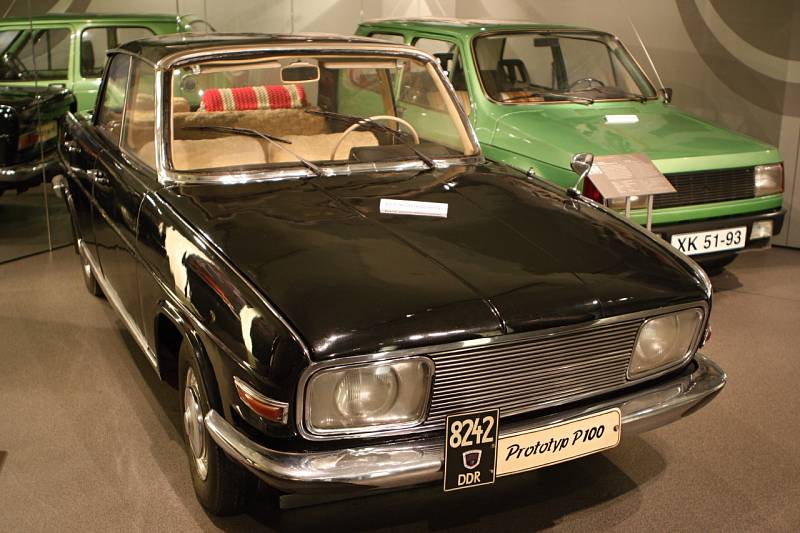 Toto už je zcela jiný vůz. Model P100 se měl stát nástupcem "kulatého" Trabantu P 50. Nakonec ale zvítězila podoba Trabantu 601