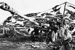 Stopětimilimetrové lehké dělo britského královského dělostřelectva, umístěné pod maskovací sítí na Falklandských ostrovech, červen 1982