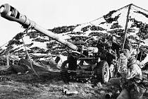 Stopětimilimetrové lehké dělo britského královského dělostřelectva, umístěné pod maskovací sítí na Falklandských ostrovech, červen 1982