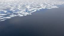 Ledový příkrov v Arktidě kvůli globálnímu oteplování stále více ustupuje.