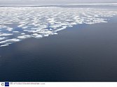 Ledový příkrov v Arktidě kvůli globálnímu oteplování stále více ustupuje.