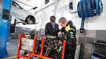 Střední škole automobilní v Holicích má nové učebny pro výuku technických oborů s automobilním zaměřením a nové dílny pro odborný výcvik, které jsou vybaveny nejmodernější diagnostikou a servisní technikou.
