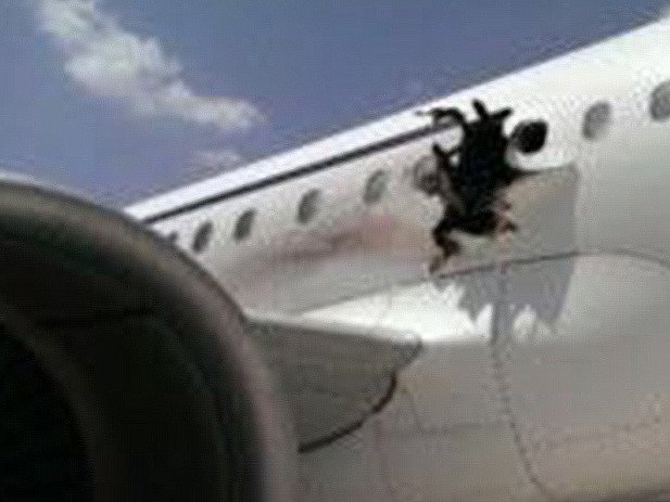 Exploze na palubě Airbusu prorazila trup letadla nad pravým křídlem.