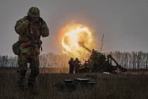 Ukrajinští vojáci při střelbě z houfnice Pion na ruské pozice u Bachmutu, 16. prosince 2022.