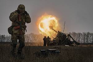 Ukrajinští vojáci při střelbě z houfnice Pion na ruské pozice u Bachmutu, 16. prosince 2022