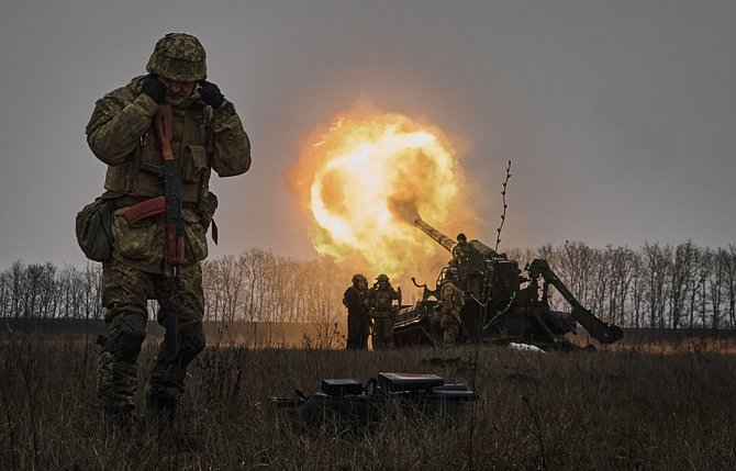 Ukrajinští vojáci při střelbě z houfnice Pion na ruské pozice u Bachmutu, 16. prosince 2022