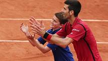 Novak Djokovič oslavil postup do čtvrtfinále Roland Garros se sběračem míčků.