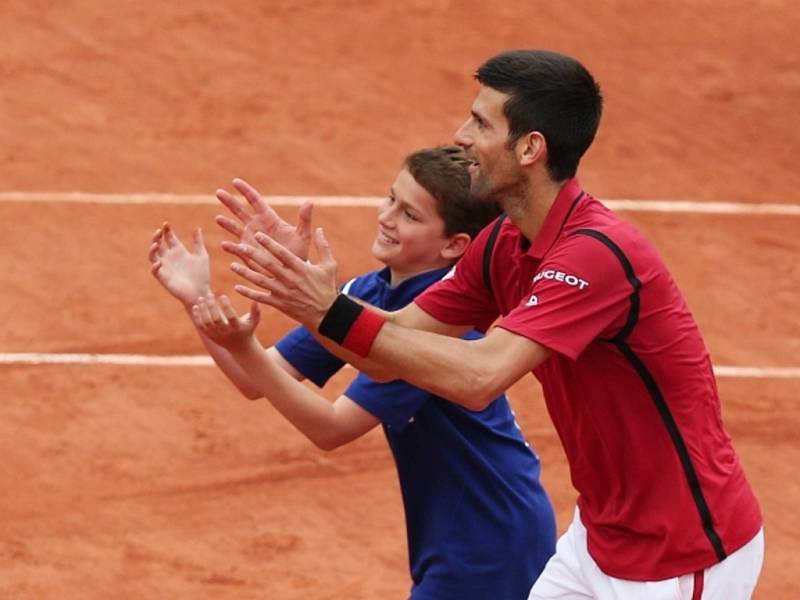 Novak Djokovič oslavil postup do čtvrtfinále Roland Garros se sběračem míčků.