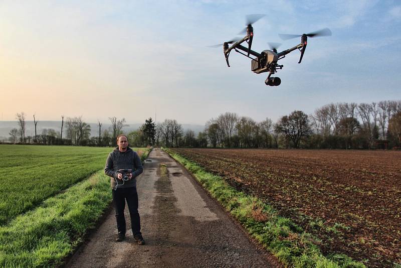 Jakub Karas pilotuje dron