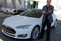 Elon Musk pózuje v továrně Tesly v kalifornském Fremontu.