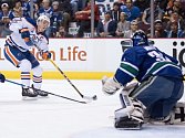 Connor McDavid z Edmontonu zazářil v říjnu nejvíc ze všech hráčů v zámořské NHL.