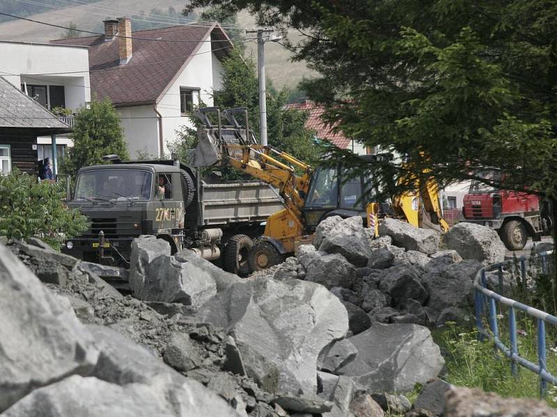 Na Slovensku zůstala po povodni spoušť. Obyvatelé obcí, jimiž se přehnala voda, napravují škody, které způsobila. Bojí se, že živel ještě přijde od ukrajinské hranice.