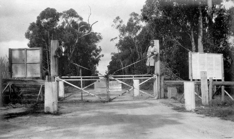 Jedna z bran australských plotů proti králíkům. Porušovat ploty je protizákonné, přecházet se přes ně dá jen na vymezených místech.