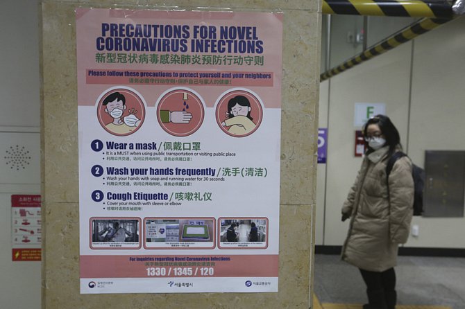Plakát ve stanici metra v jihokorejském Soulu informuje o prevenci před koronavirem.