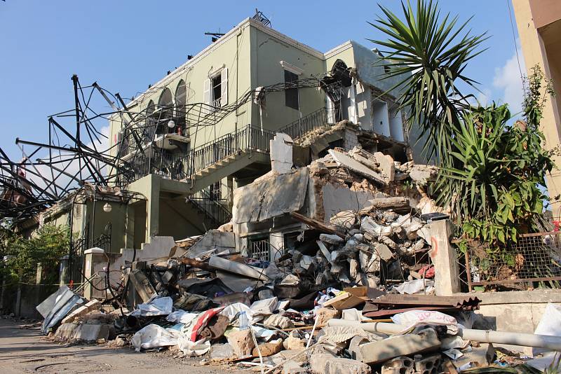 V Bejrútu zemřelo přes 150 lidí a dalších 5000 bylo zraněno, o domov pak dočasně přišlo více než 300 tisíc lidí.