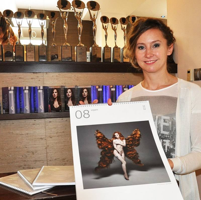 Jana Burdová udělala pro charitativní kalendář z herečky Anny Kameníkové motýla s křídly z lidských vlasů