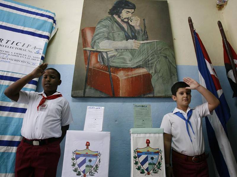 Pionýři v jedné z volebních místností v Havaně hlídají volební urny