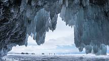 Vědci varují, že s táním věčného ledu se mohou uvolnit bakterie a viry, jež v něm byly uzavřeny po dobu tisíců let.