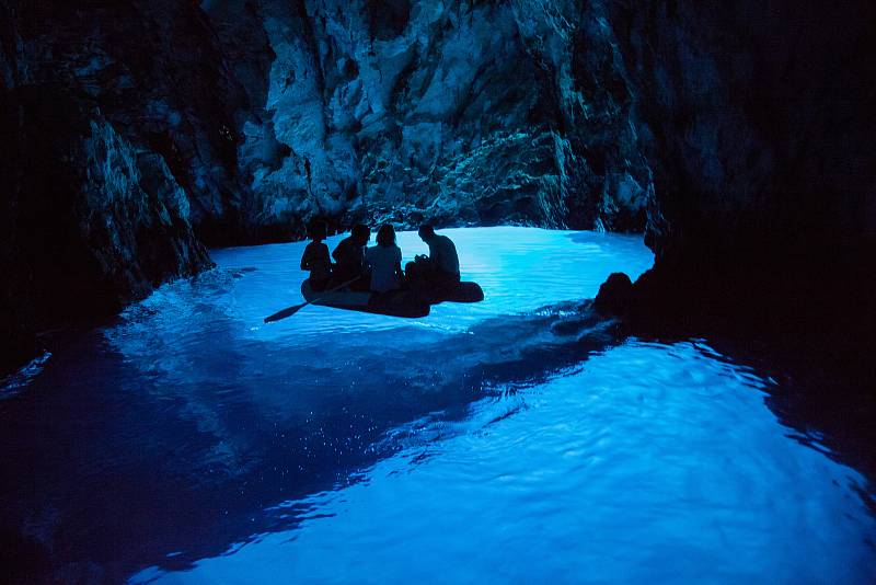 Ostrov Biševo je známý především díky Modré jeskyni.