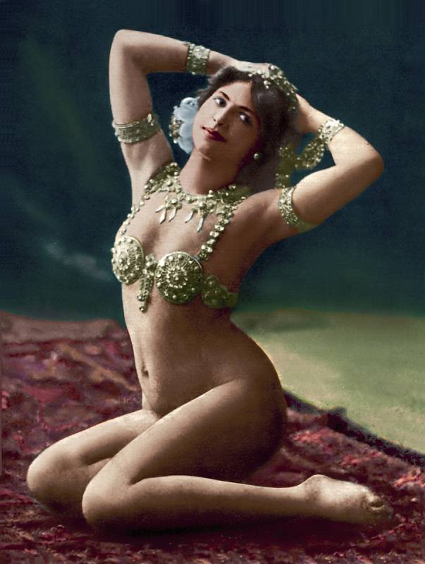 Mata Hari na kolorovaném snímku pocházejícím z doby někdy mezi lety 1905 a 1917