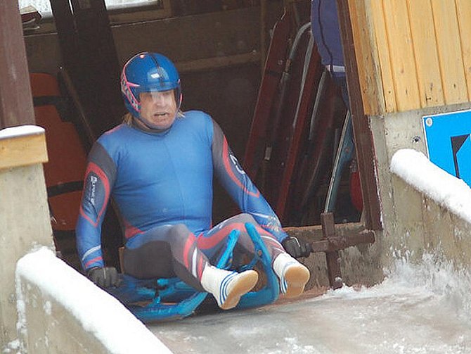 Kreslíř Petr Urban je i v padesáti úřadujícím šampionem v jízdě ledovým toboganem.