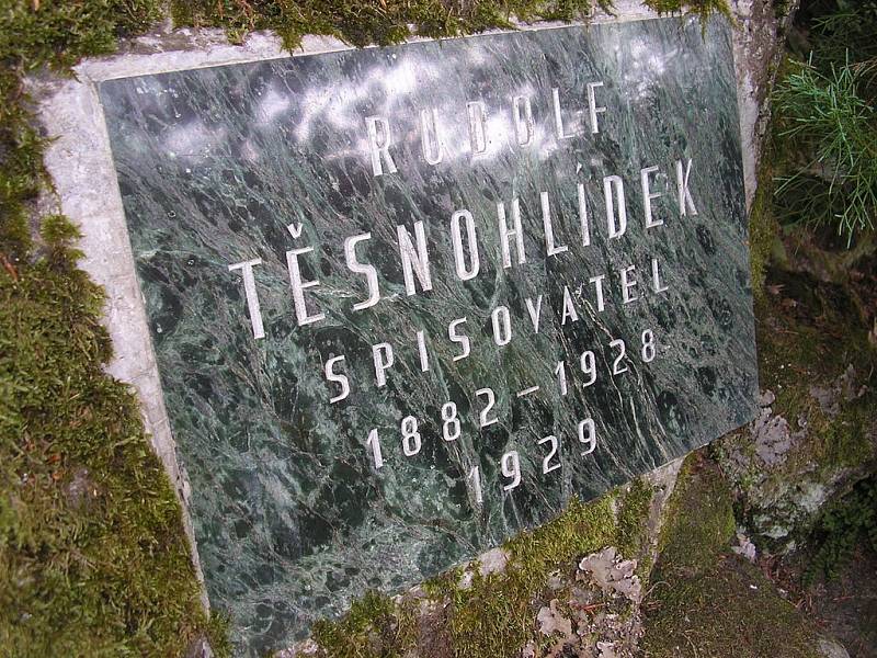 Pamětní deska Rudolfa Těsnohlídka v bílovických lesích u Brna