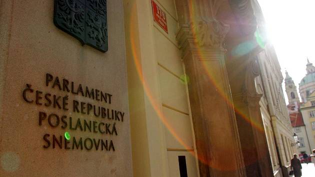 Vláda na svém mimořádném úterním zasedání posvětila poslanecký návrh zákona o zkrácení funkčního období sněmovny. Vzhledem k tomu, že volby v ČR se vždy konají v pátek a sobotu, přichází nejreálněji v úvahu termín 9. a 10. října.